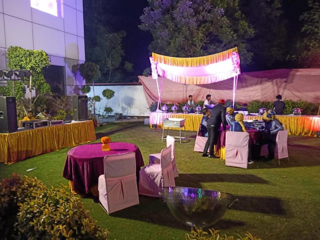 Hotel Sourav Park Inn Agra アーグラ エクステリア 写真